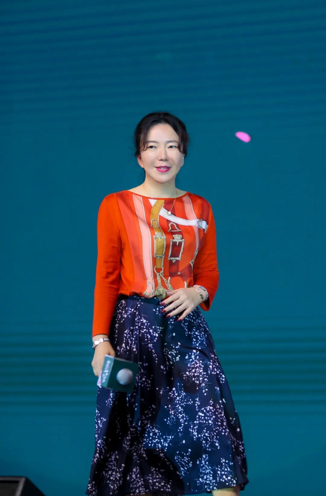 她带芭薇股份IPO敲钟，首日暴涨超200%
