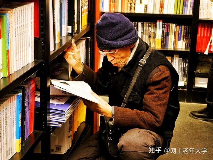 退休后，老人们集体在老年大学逃离孤独