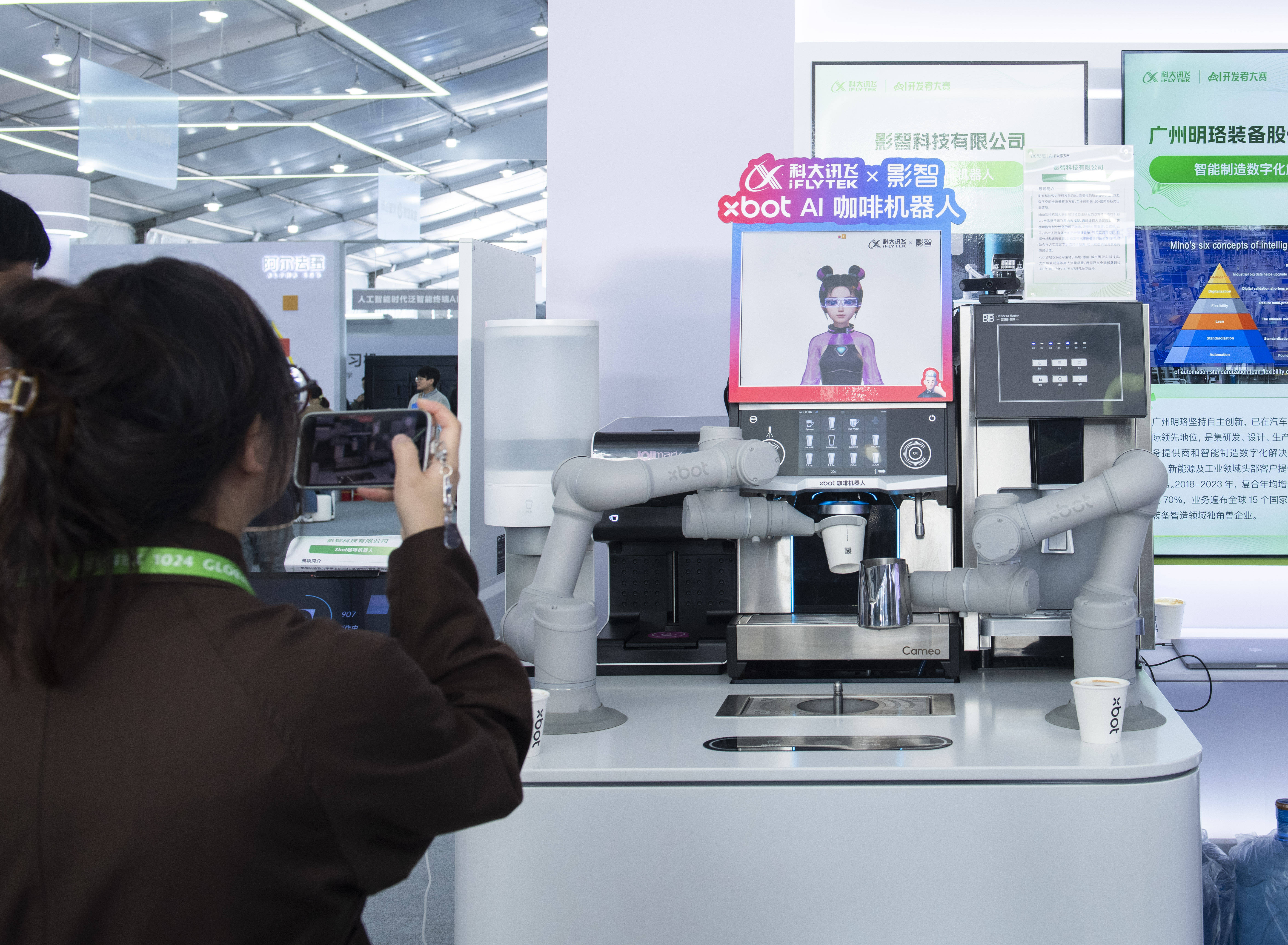 中关村论坛年会“机器人服务小分队”的台前幕后