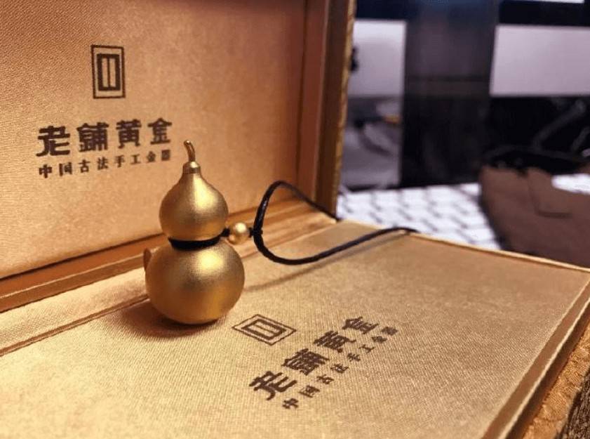 老铺黄金“一口价”撬动千亿市值