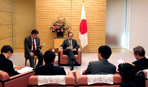 王毅会见日本前首相福田康夫