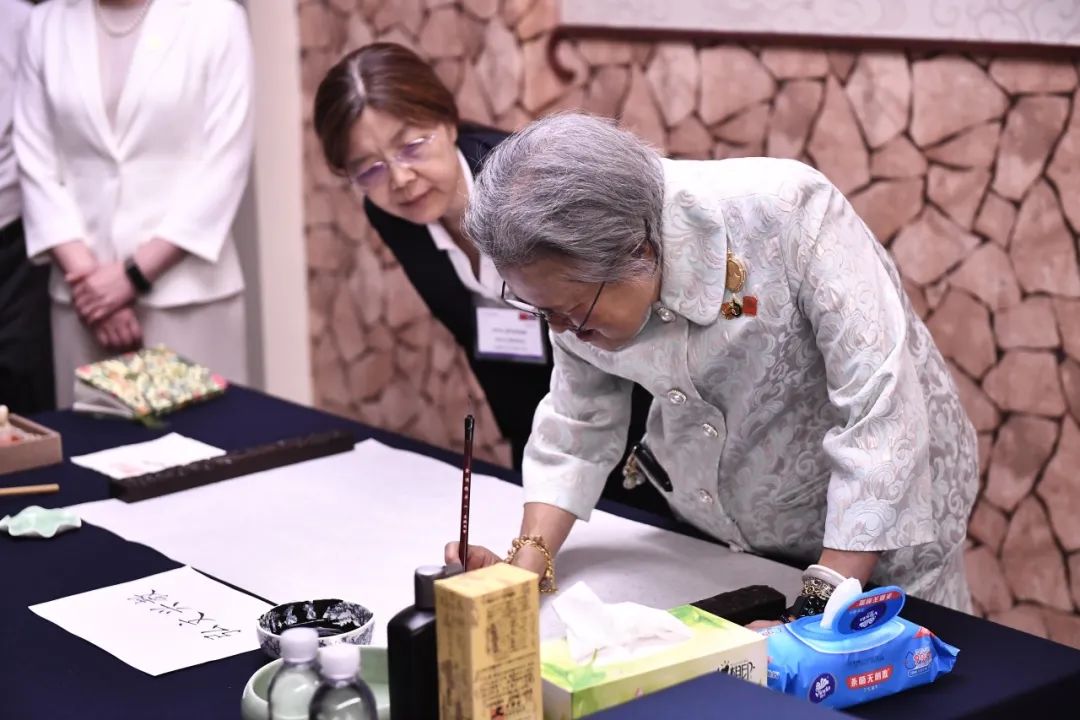 王毅会见泰国公主诗琳通