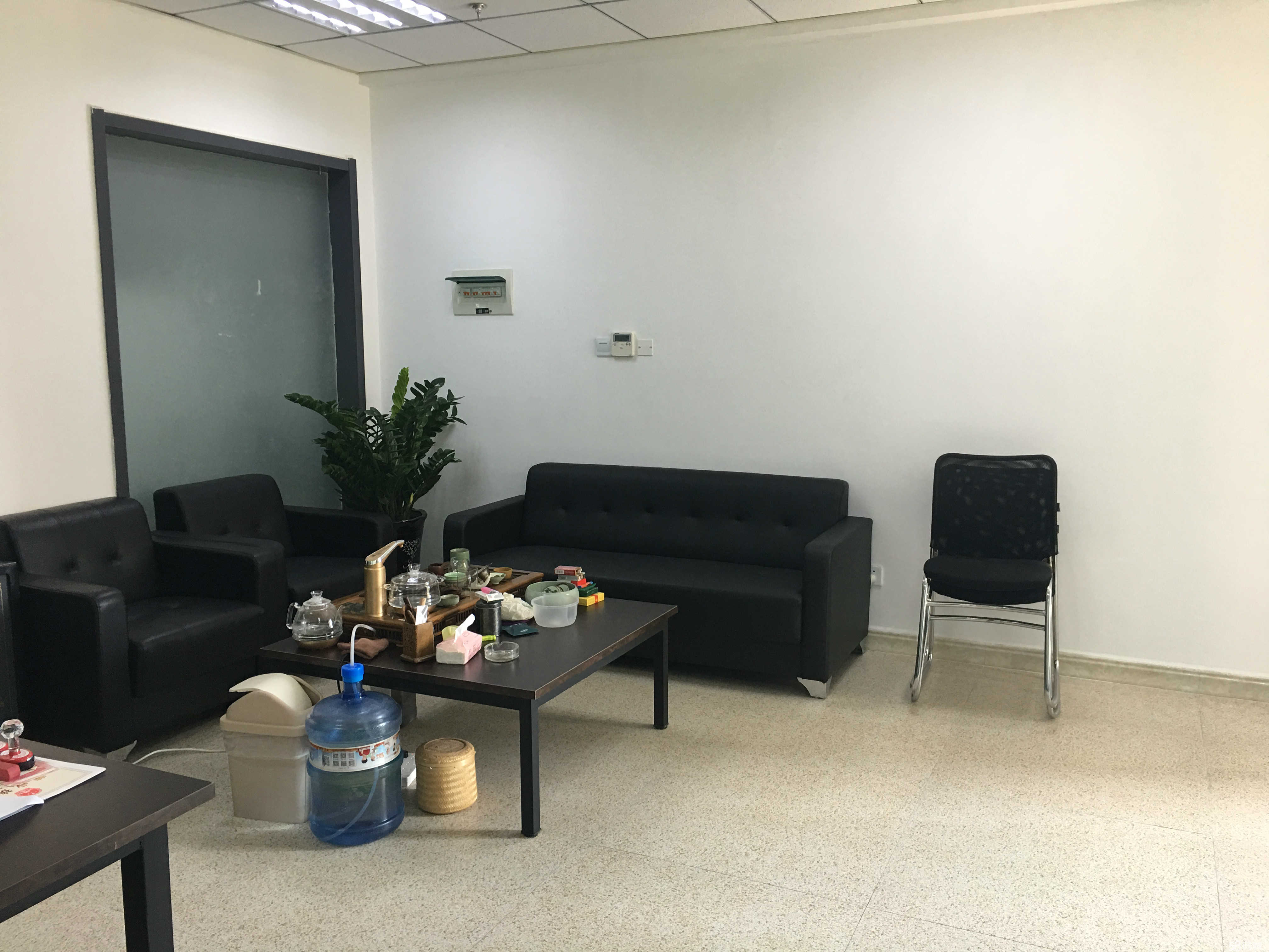 广聚能源：本公司具有独立完整的业务及自主经营能力