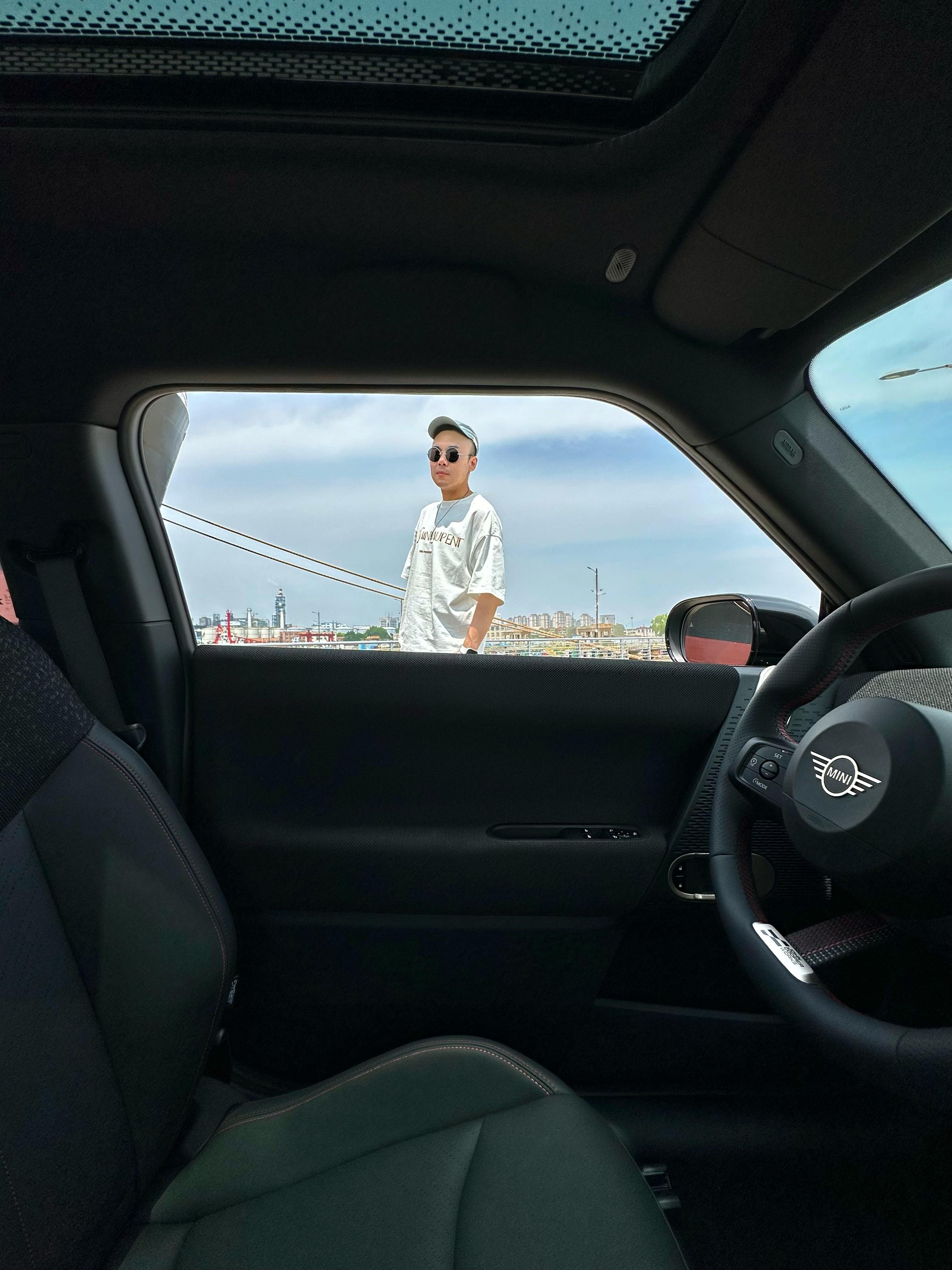 驾控未来，电动MINI JCW从赛道到街头