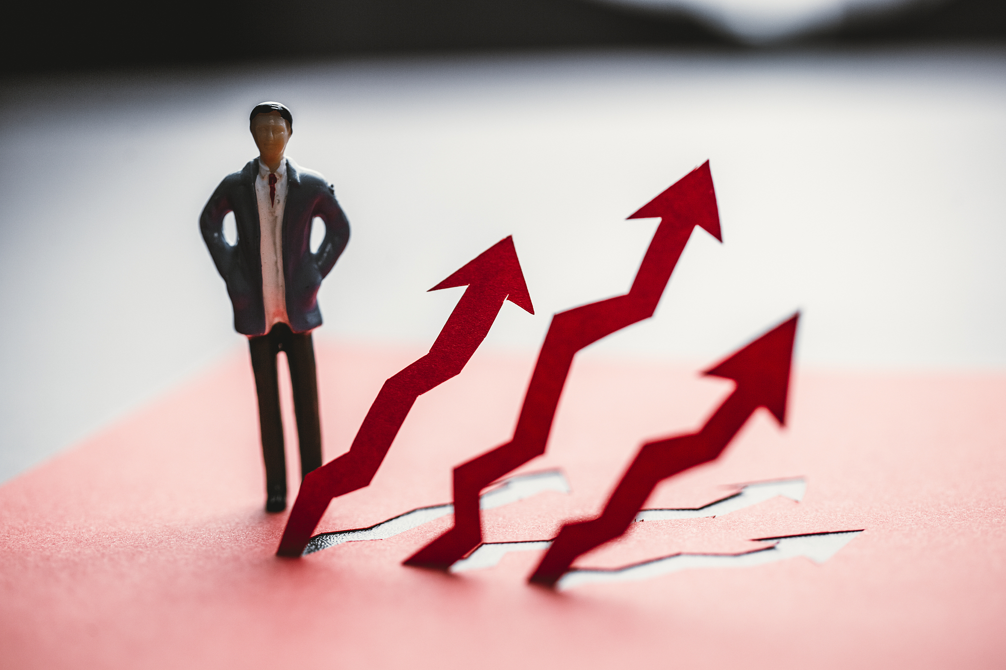 一季度财政收入降幅收窄，月度增幅由负转正