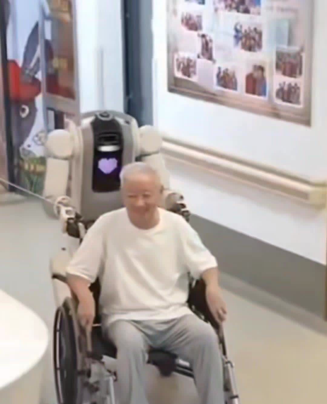 从照料起居到情感陪伴 养老机器人温暖幸福晚年