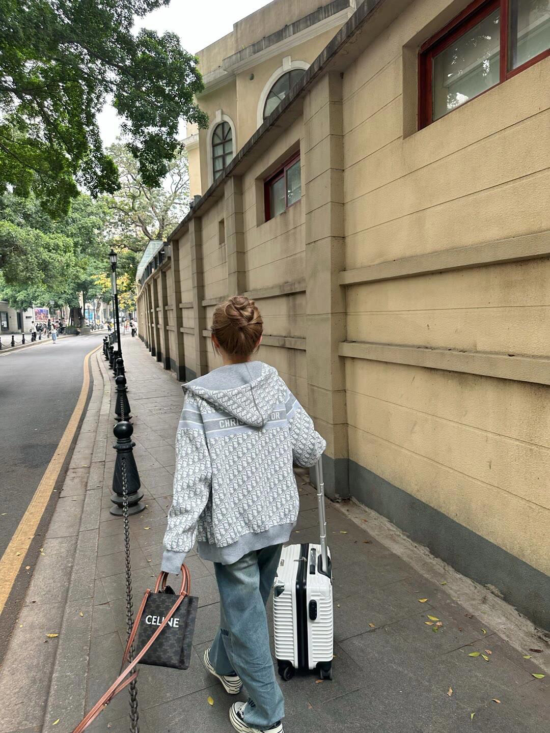 中国品牌应弘扬中国商业文化的精髓――既不提倡低质低价品牌，也不提倡高价奢侈品牌