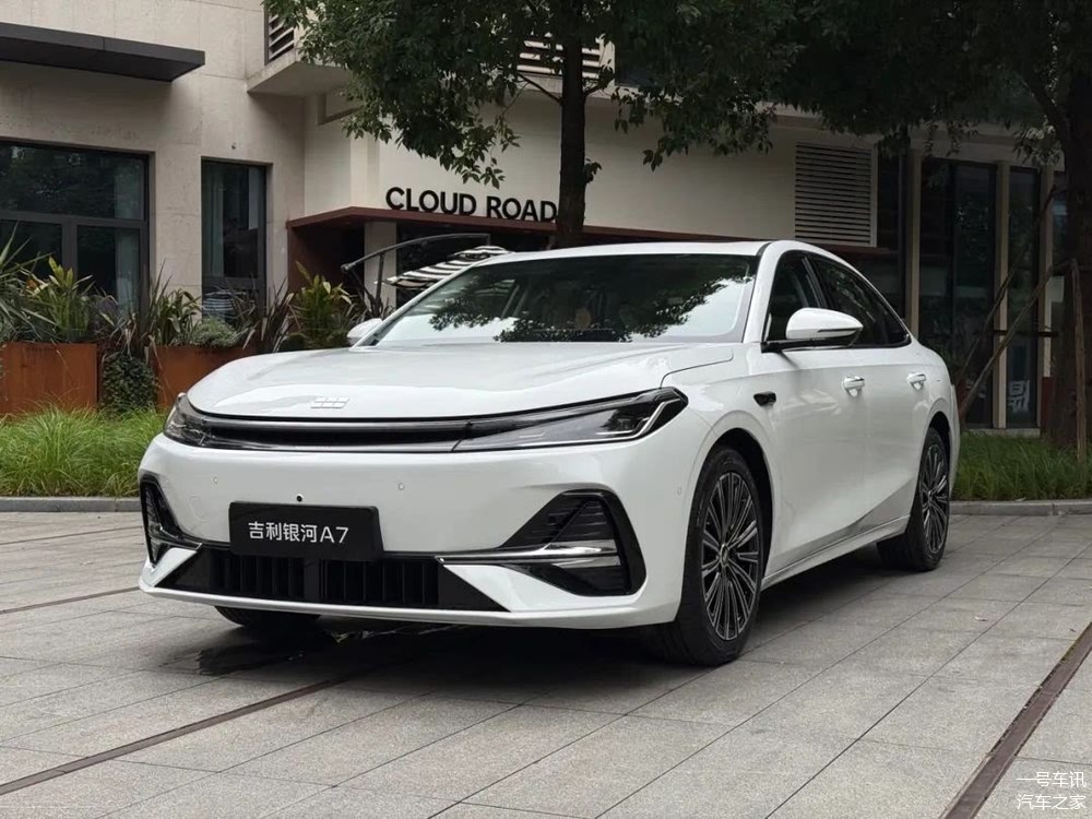 吉利银河A7用回传统门把手，汽车业开始抛弃“伪创新”