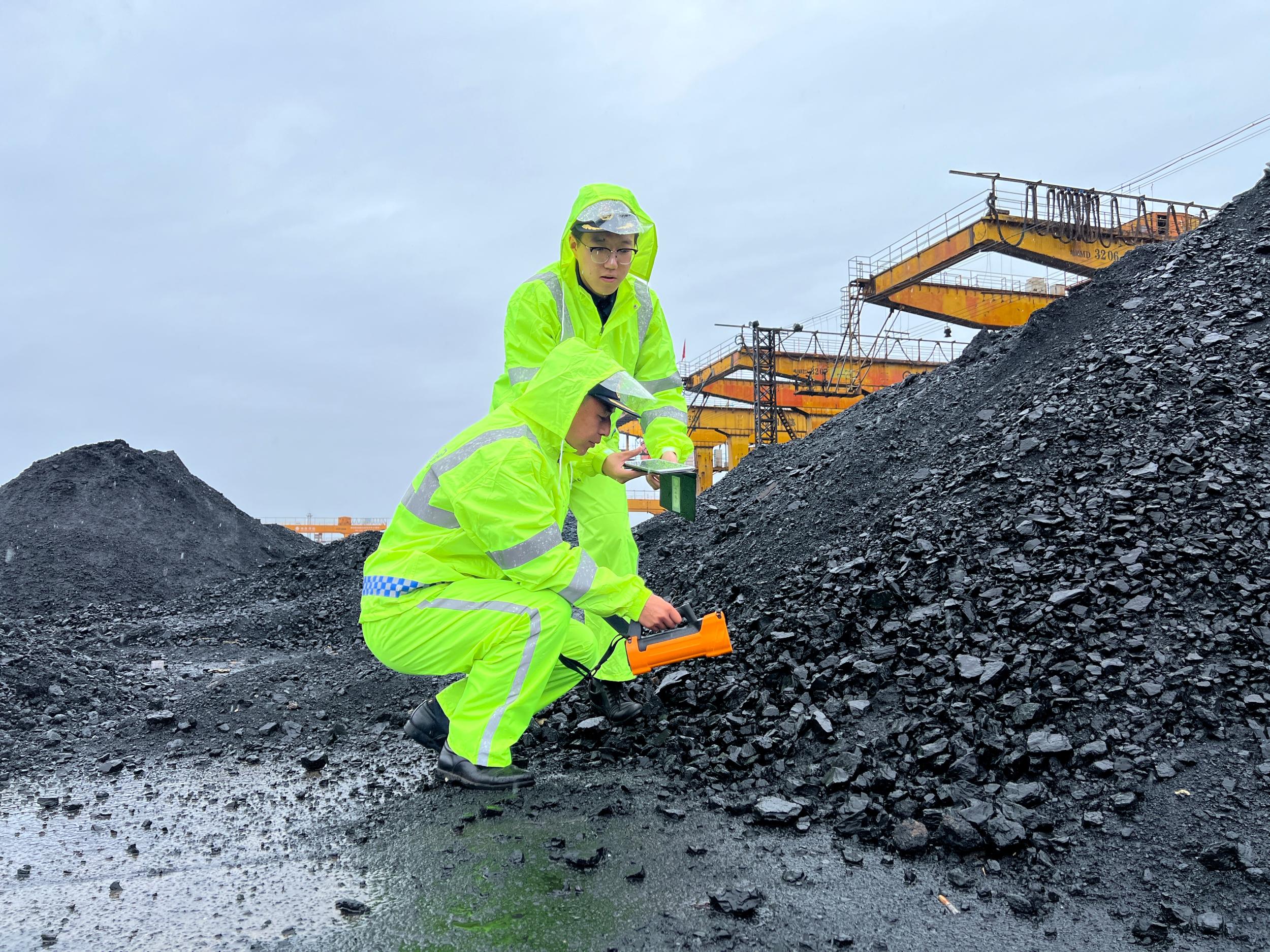 新集能源(601918.SH)：上半年煤炭主营销售收入49.86亿元 同比下降2.93%