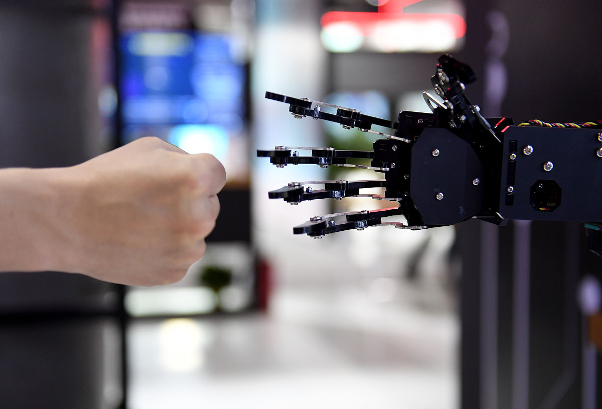 技术突破资本加码 人形机器人商用加速