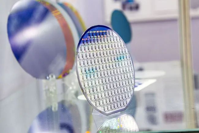 八亿时空建成国内首条百吨级半导体KrF光刻胶树脂高自动化柔性/量产双产线 预计营收规模超亿元