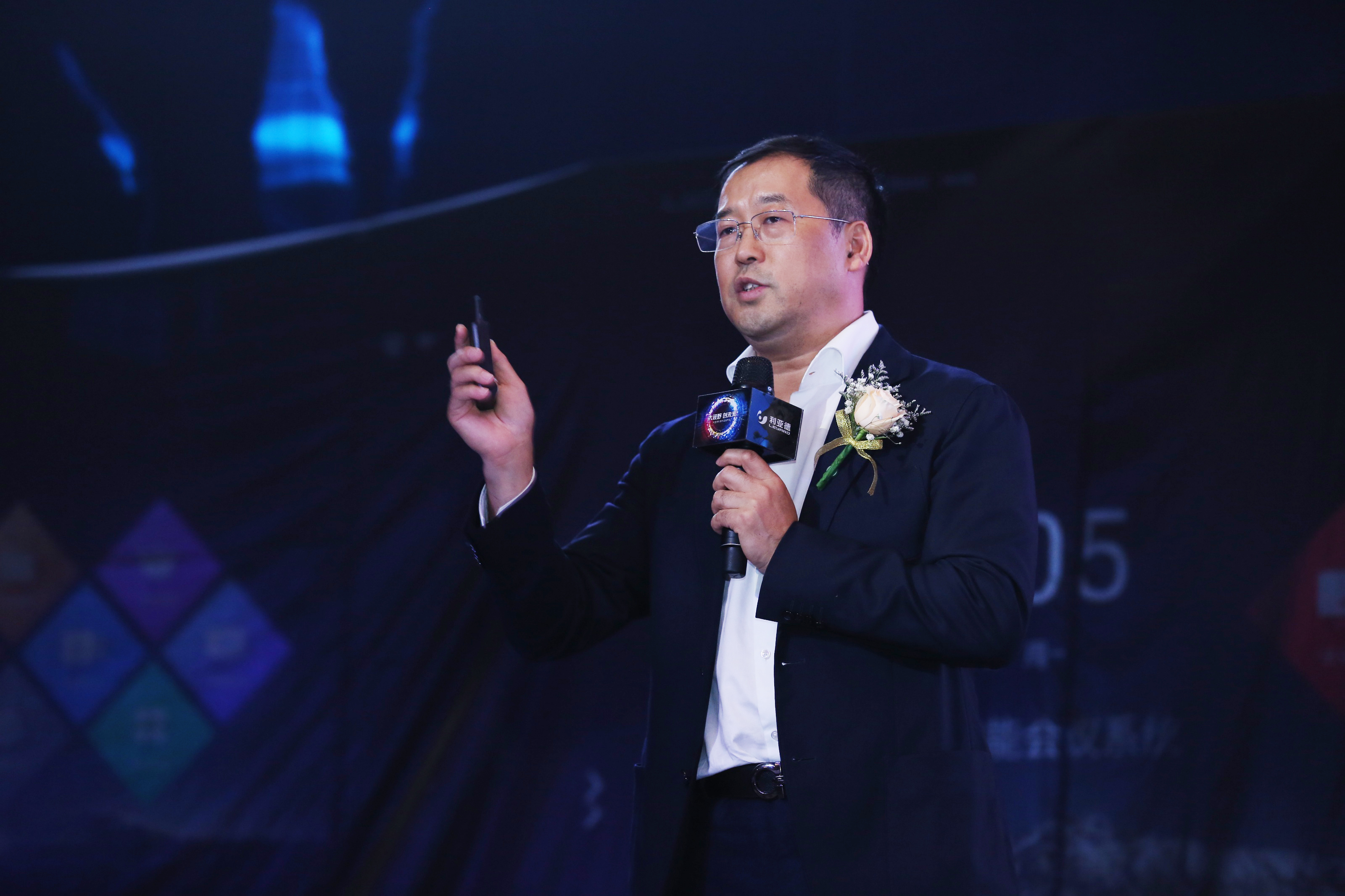 利亚德8月8日大宗交易成交1998.98万元