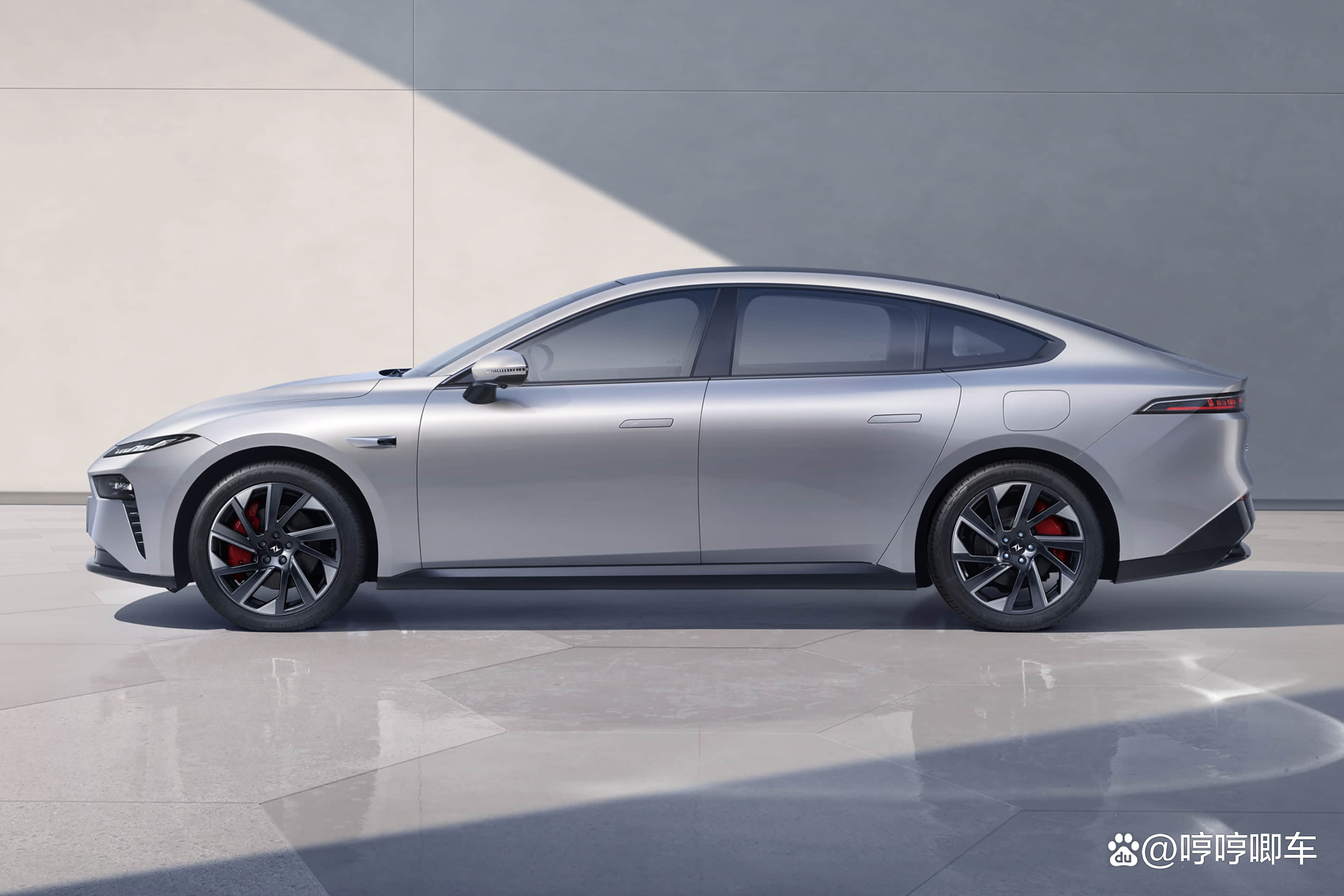 新能源中大型家轿市场跑出“黑马” 多方面表现媲美小米SU7