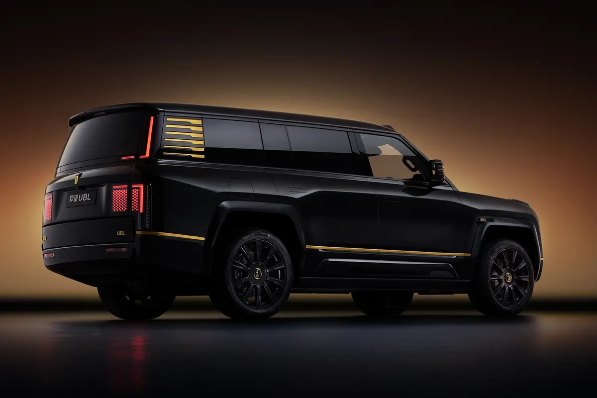 仰望U8L杀入大六座豪车圈：配24K黄金车标 预售价130万元