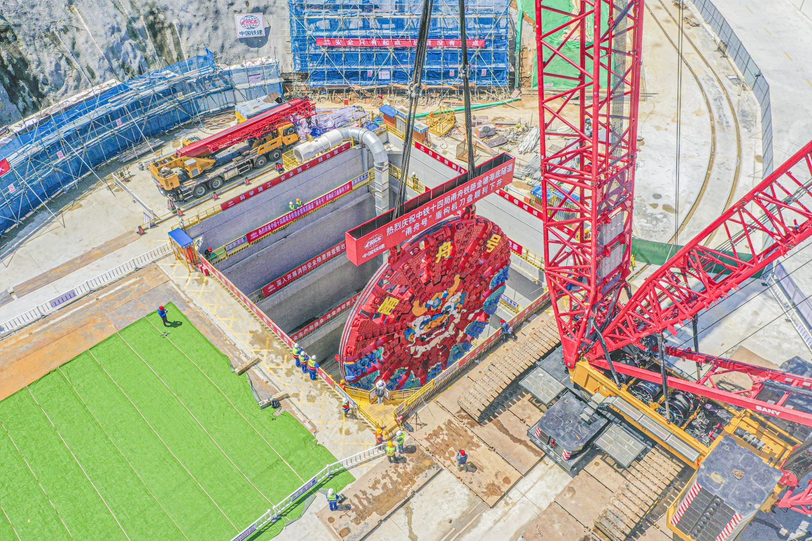 世界最大直径水下盾构隧道贯通