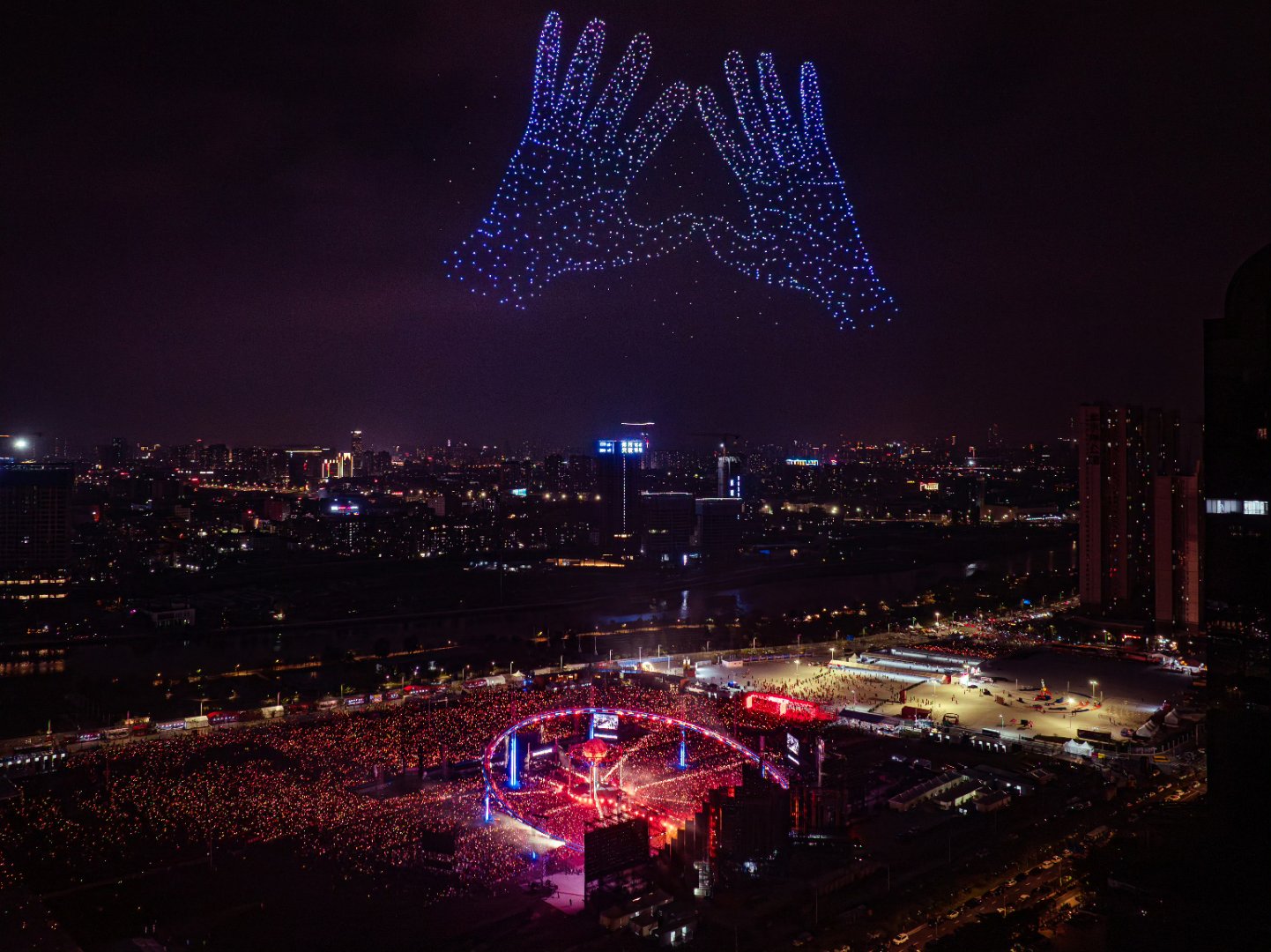 千架无人机创意联动海上摩天轮，青岛极地海洋公园无人机表演激活“夜经济”