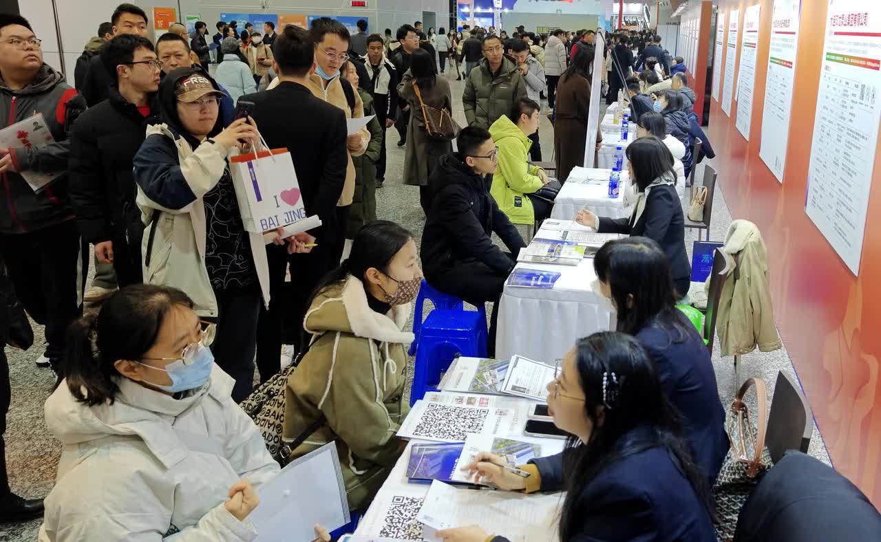在香港国际人才招聘会上 挤满了内地求职者