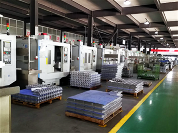 锡南科技：公司主营产品以铝合金为主,暂无其他材料