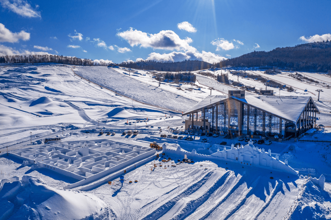 长白山(603099.SH)：子公司向关联方预购和平滑雪场雪票