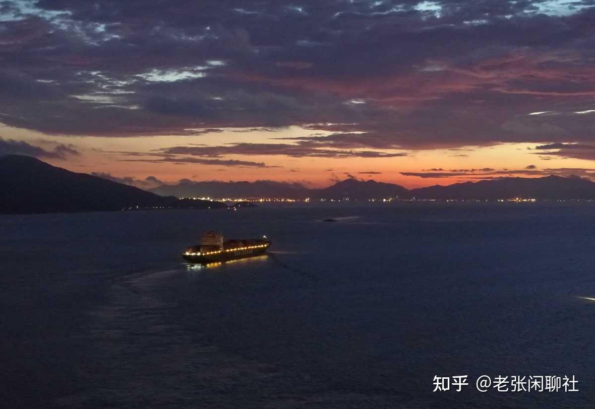 全球首条中欧北极集装箱快航正式通航