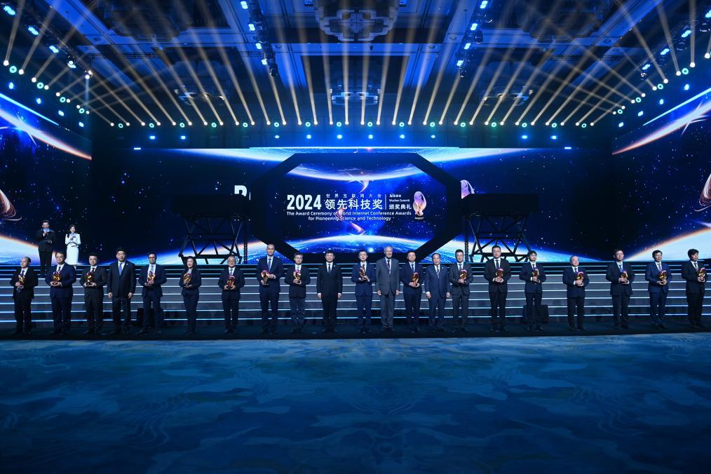 新华鲜报丨古镇见未来！2025年世界互联网大会乌镇峰会闪耀“数智”之光