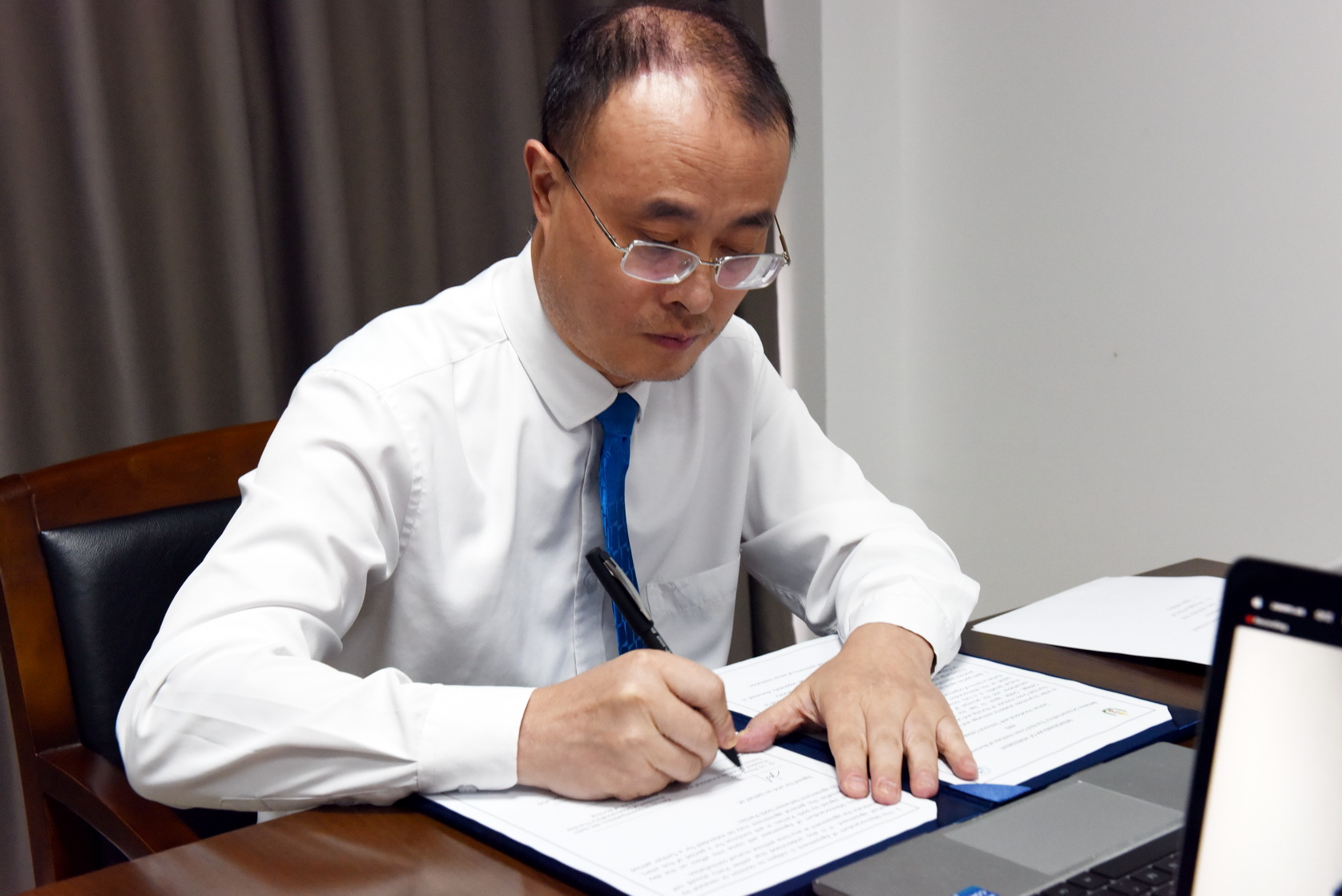 汇中股份：与安富利续签战略合作协议