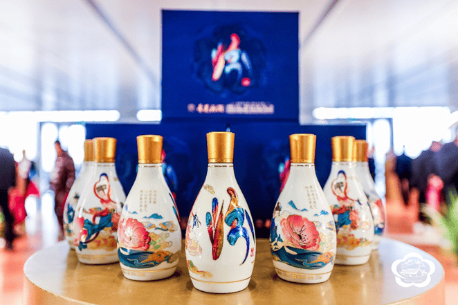 山西汾酒获得外观设计专利授权：“酒盒（青花汾酒20-京剧文创）”