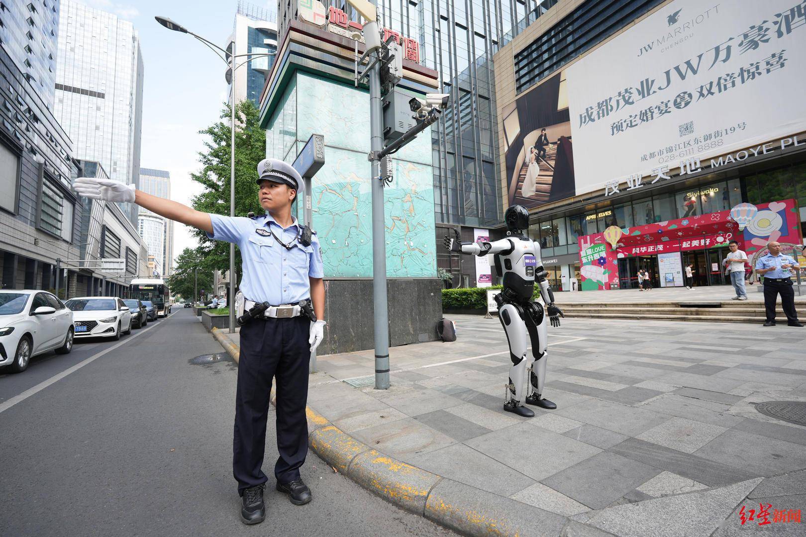 铁路成都东站来了个“机器人”