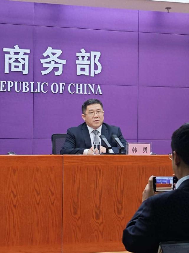 商务部国际贸易谈判代表兼副部长李成钢会见罗技公司首席执行官法贝尔