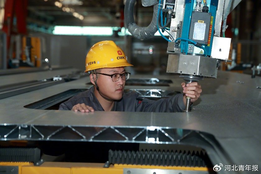 高铁检修“黑科技”！ 检测机器人为动车执行探伤任务