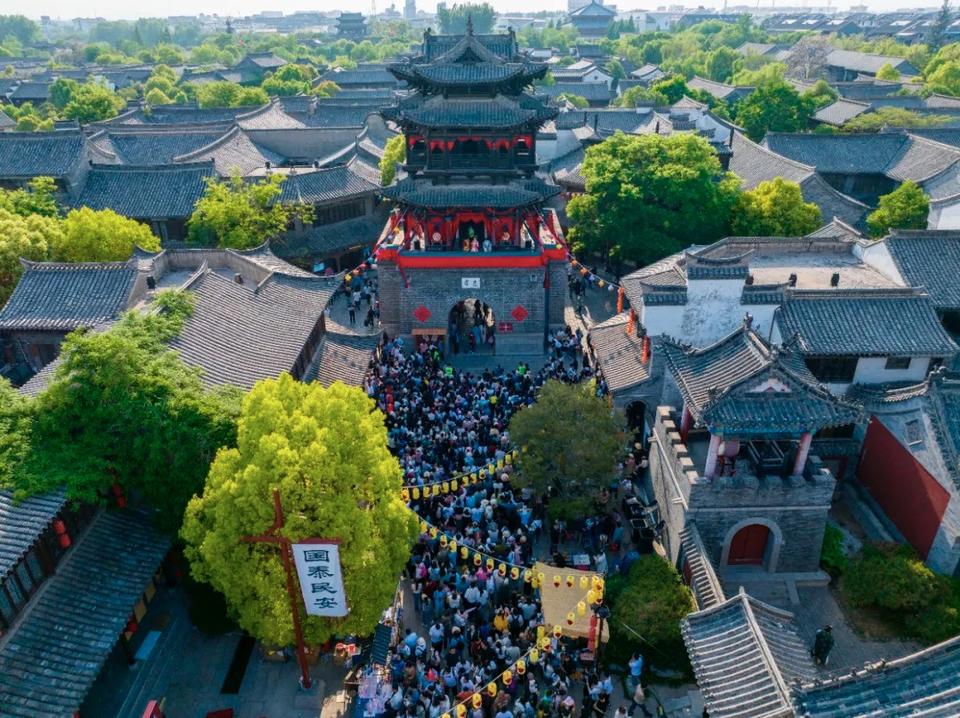 多个景区门票约满！新中式主题乐园门票预订翻番，小城游加速“出圈”！