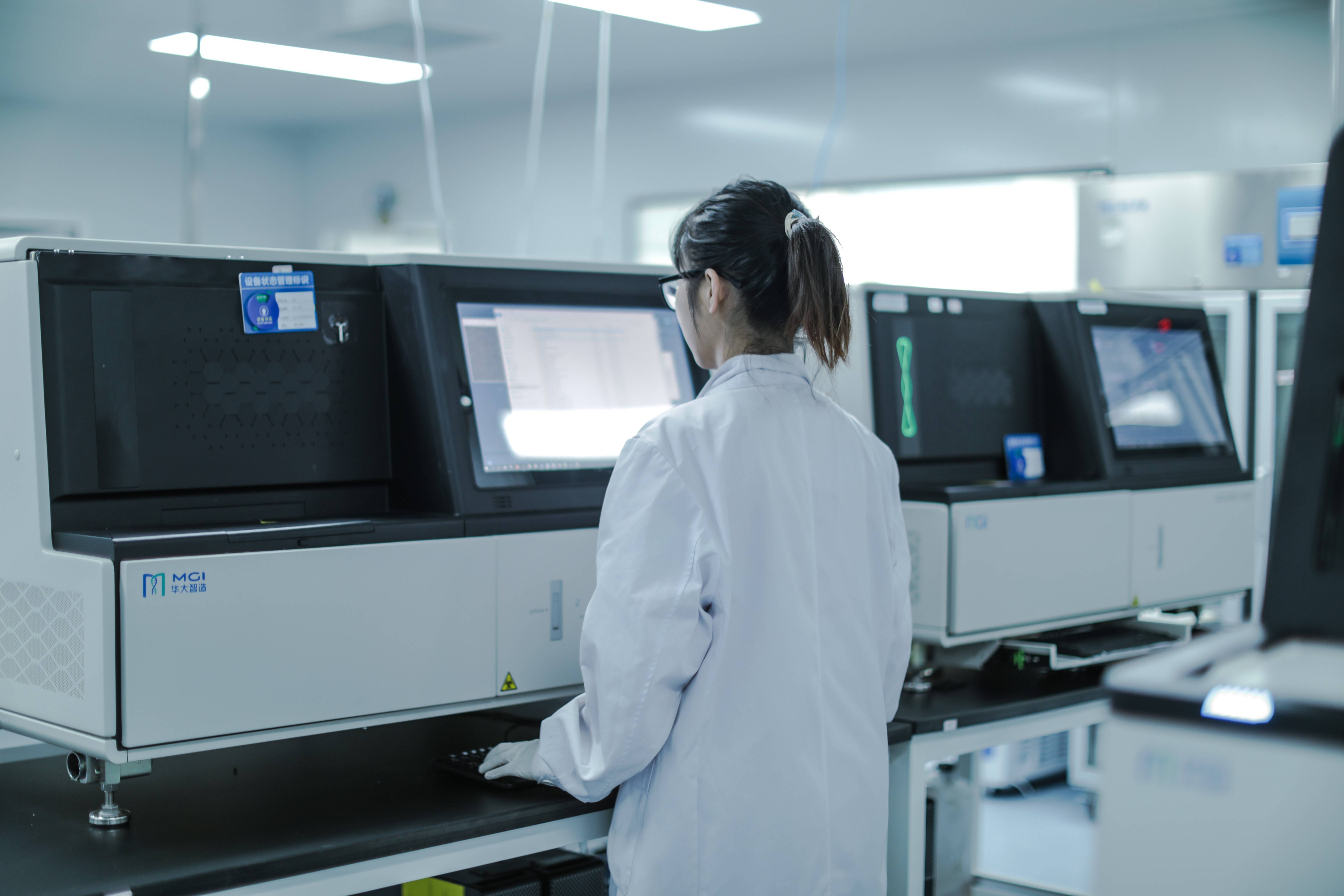 华大智造业绩快报：“AI+生命科学”全栈式基座优势凸显，全球化与技术链添重磅筹码