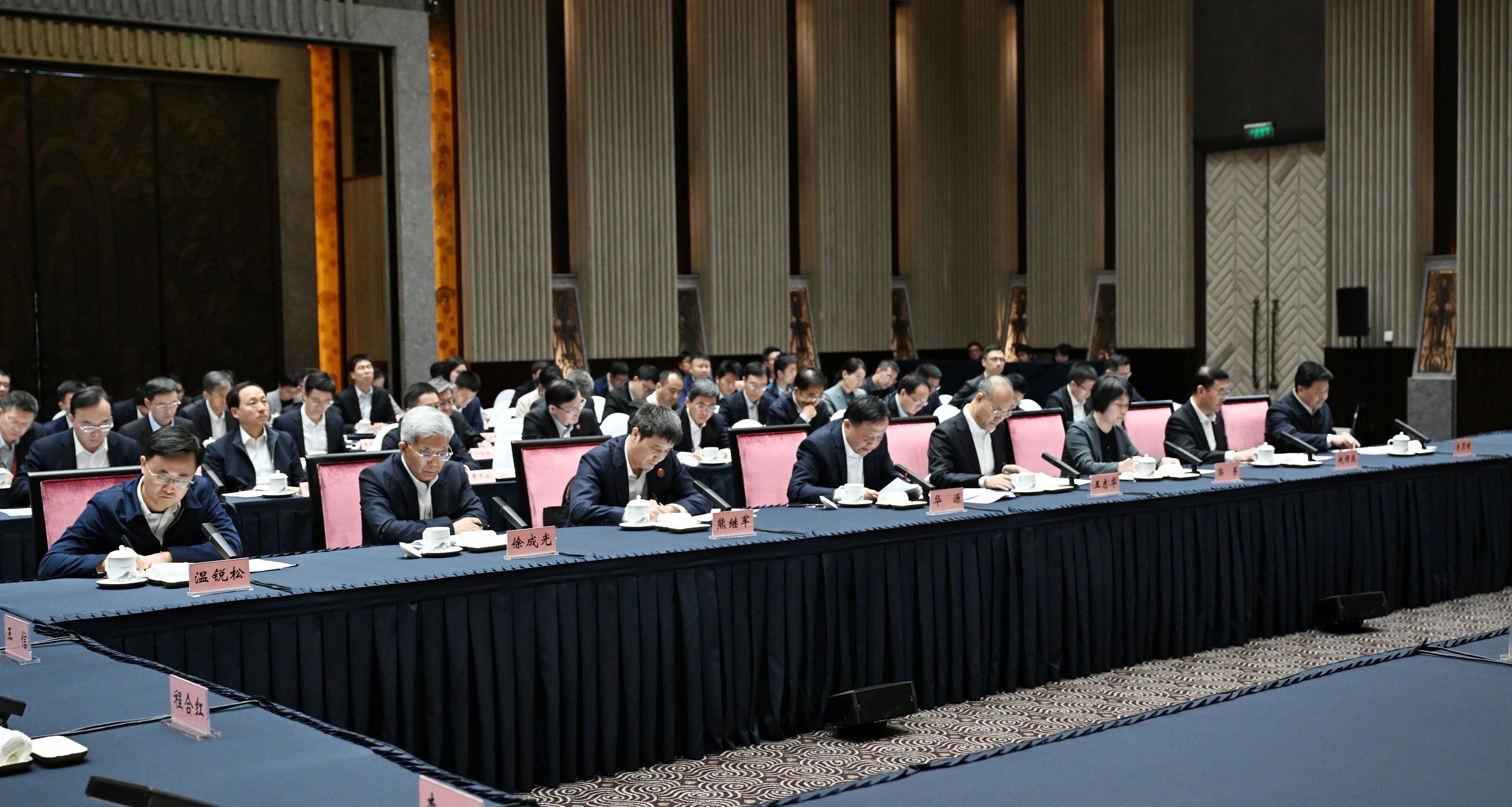 王文涛：支持更多全球优质商品和服务进入中国